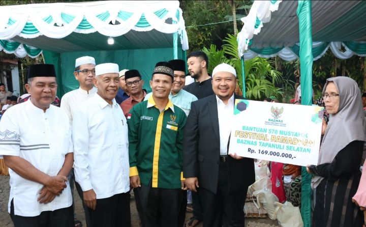 Bupati Tapsel Beri Bantuan Ke Masyarakat Siamporik Lombang dalam Safari Ramadhan