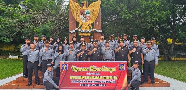 Kalapas Kelas IIB Padangsidimpuan Kanwil Kemenkumham Sumut Pimpin Tabur Bunga di Makam Pahlawan