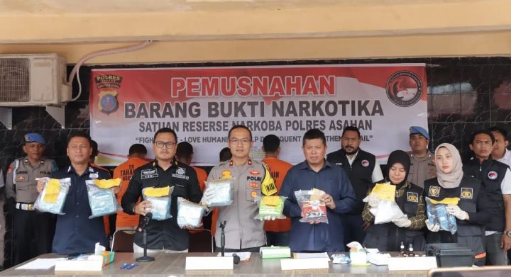 Waka Polres Asahan Dan Satresnarkoba Polres Asahan Melaksanakan Pemusnahan Barang Bukti Narkotika Jenis Sabu