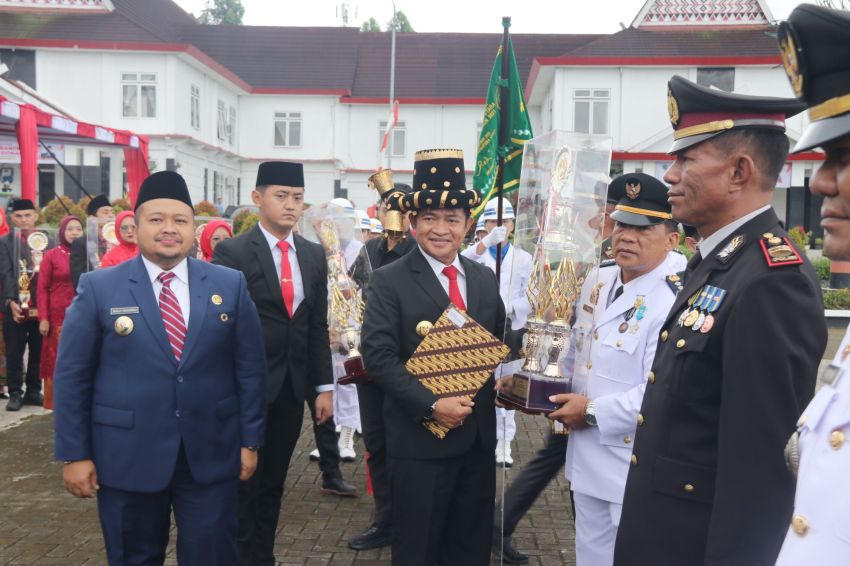 Serahkan Tunggul Kecamatan Terbaik Kategori Kabupaten,  Pj Gubernur Sumut : Motivasi Bagi Para Bupati dan Camat