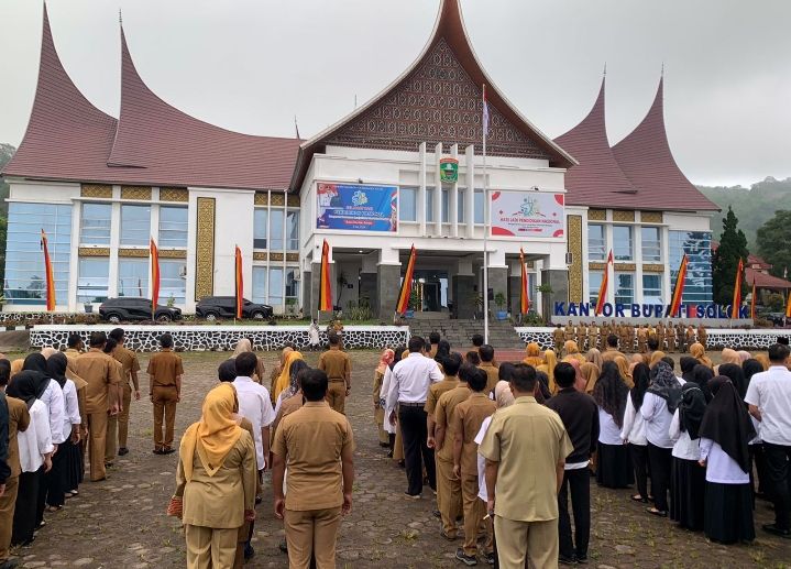 Indra Gusnadi Sebagai Pembina Apel Pagi di Lingkup Pemerintah Kabupaten Solok