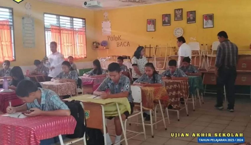 Augusman H.Padang Pj Kadis Pendidikan Kab.Pakpak Bharat Meninjau UAS Di SMP N 1 Salak