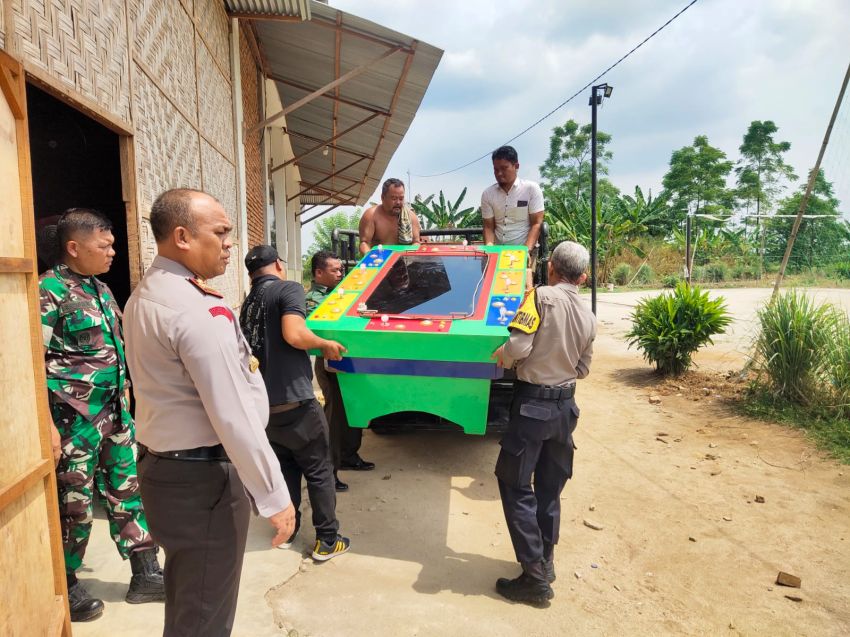 Polsek Tanjung Morawa bersama TNI dan pemerintah setempat Gerebek Tempat Judi Tembak Ikan di Desa Tanjung Morawa B