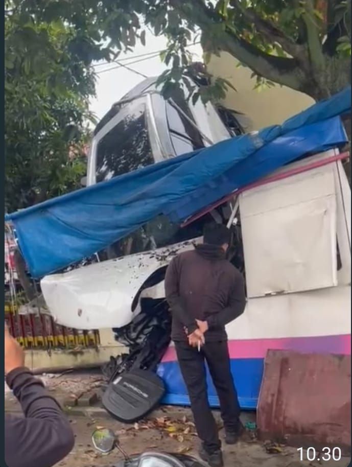 Mobil Sedan Putih 'Terbang' Tersangkut Diatas Pagar Sat Samapta Polrestabes Medan