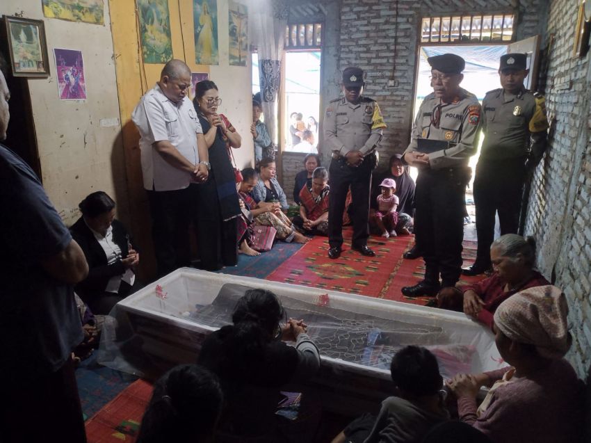 Kapolsek Salak Bersama Anggota Giat Sambang Melayat Kerumah Duka di Desa Boangmanalu