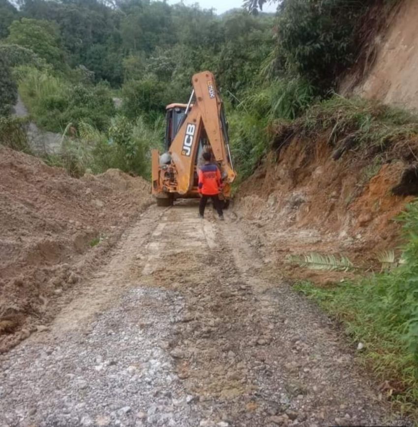 Akibat Tingginya Curah Hujan,Ruas Jalan Ulumerah Menuju Maneas Tertimbun Longsor