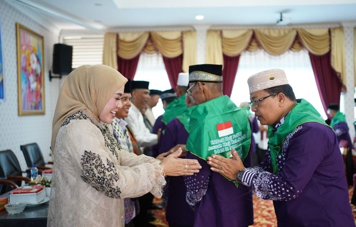 Calon Jemaah Haji Kabupaten Solok Tahun 1445 H/2024 M Keberangkatannya Dilepas Sekda Medison