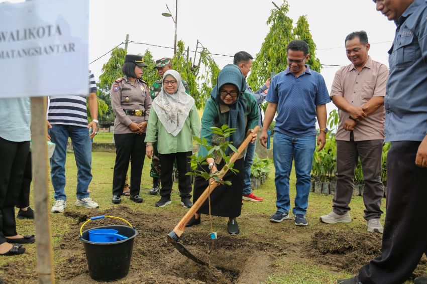 USAID dan IUWASH menggelar penanaman pohon di Waduk Perumda Tirta Uli