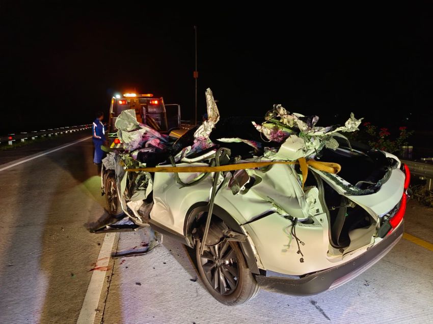 Hantam Ekor Tronton, Penumpang Warga Keturunan Tionghoa Tewas Terjepit Body Mobil HRV