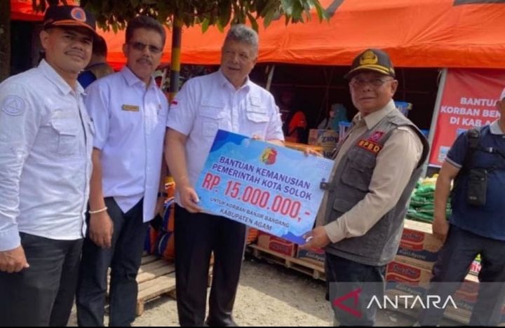 Wali Kota Solok Zul Elfian Umar Menyalurkan Bantuan Kemanusiaan ke Daerah Terdampak Bencana Banjir Bandang dan Lahar Dingin