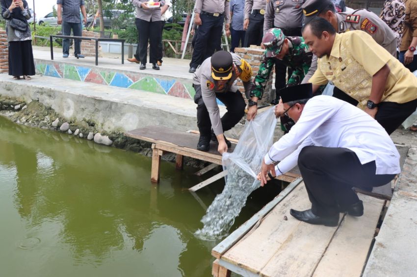 Bakti Sosial HUT Bhayangkara ke-78, Polresta DS Serahkan Beasiswa, Penanaman Pohon, Penaburan Bibit Ikan Dan Pemberian Sembako Kepada Masyarakat