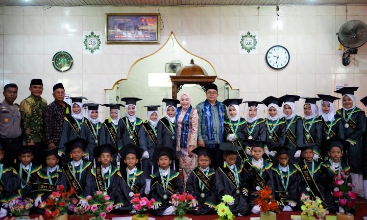 Bupati dan Ketua TP-PKK Kab Solok Hadiri Prosesi Wisuda dan Khatam Al-Quran  Ke-XXIII MDTA Nagari Sungai Jambur Kec IX Koto Sungai Lasi