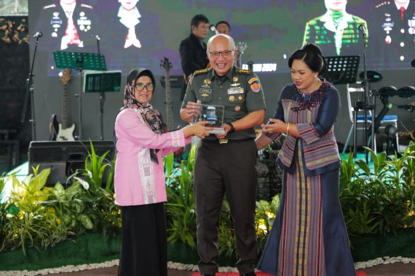 Wali Kota Acara Pisah Sambut Danrindam I/Bukit Barisan dari Kolonel Inf Charles BP Sagala SH MIP MHan kepada Kolonel Inf Abdul Razak Rangkuti SSos MHa