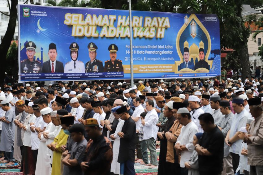 Walikoa dan Ketua Dekranasda bersama ribuan umat Muslim menunaikan Sholat Hari Raya Idul Adha 1445 H/2024 M, di Lapangan Adam Malik