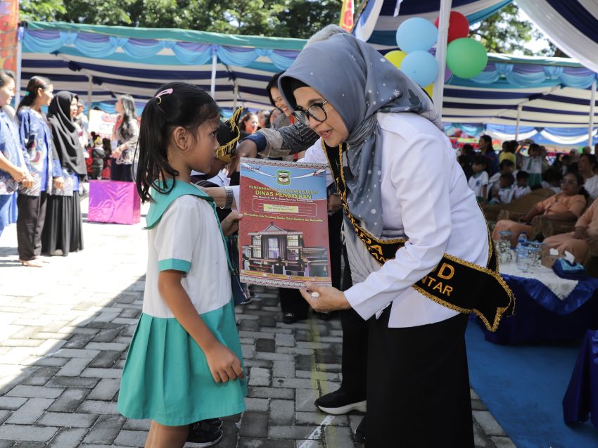 Bunda PAUD menghadiri Pelepasan Siswa-siswi PAUD Sanggar Anak Balita (SAB) TP PKK se-Kota Pematangsiantar
