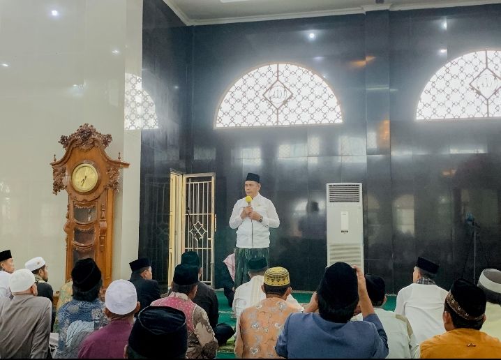 Bupati Solok Capt. H. Epyardi Asda, Dt. Sutan Majo Lelo, M. Mar, Sholat Idul Adha 1445 H di Masjid Agung Darussalam Islamic Center Koto Baru