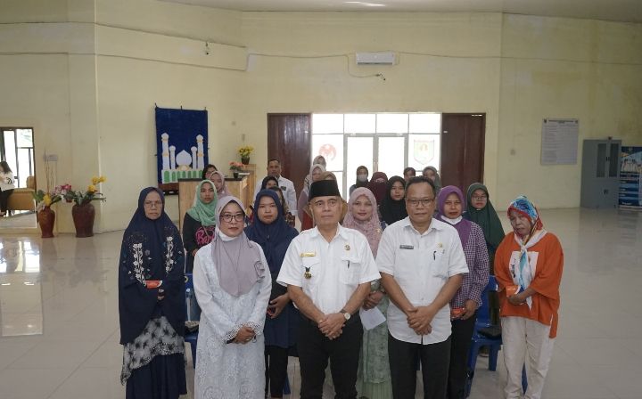 Bupati Asahan Serahkan Buku Tabungan Dana Pinjaman Bergulir