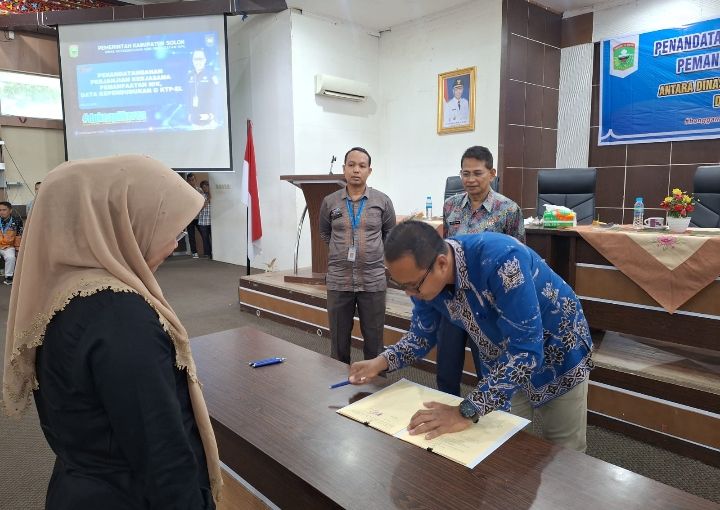 Disdukcapil Kabupaten Solok Melakukan Perjanjian Kerjasama Dengan 19 Lembaga Pemerintah dan Bidan Praktek Mandiri.