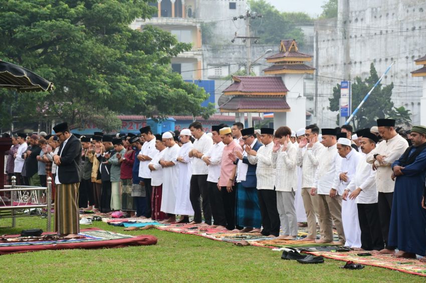 Pj Bupati & Ribuan Umat Muslim Salat Idul Adha di Lapangan T Raja Muda