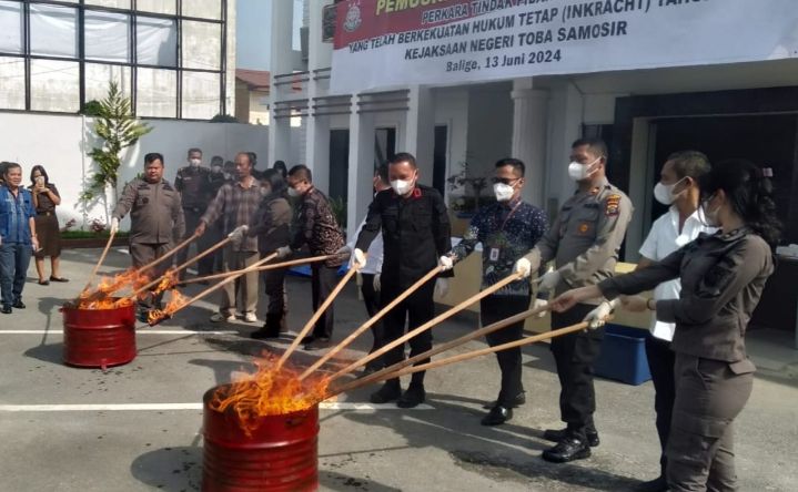 Kejari Tobasa Musnahkan Barang Bukti dari 33 Perkara.