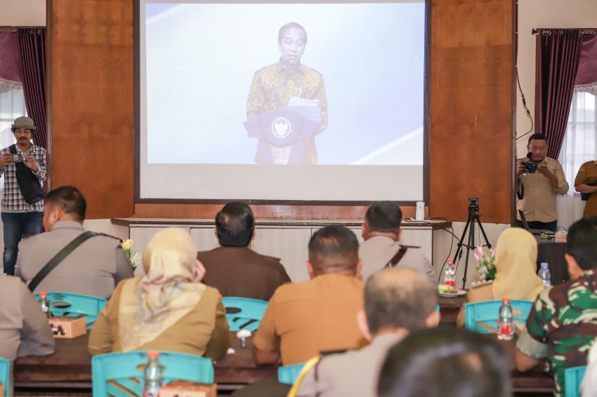 Wali Kota P Siantar menyaksikan secara daring Peresmian Peluncuran Digitalisasi Layanan Perizinan Penyelenggaraan Event