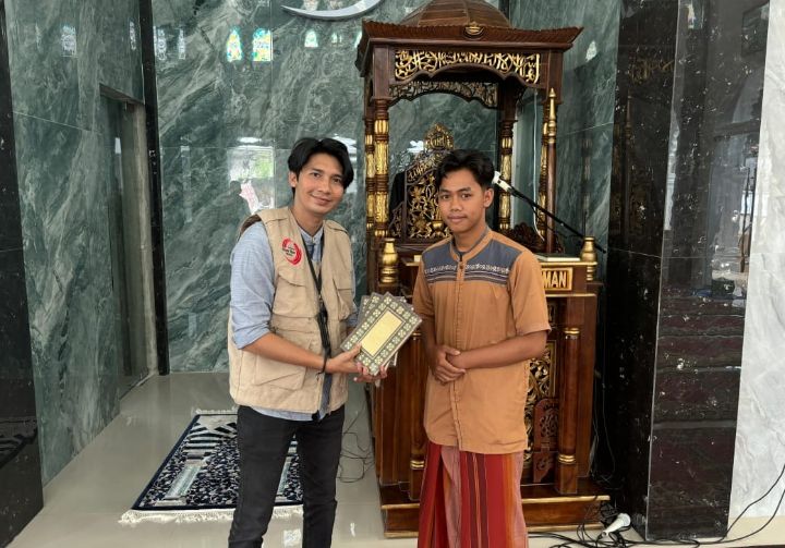 Jumat Berkah, Paguyuban Sinarmas Sumut Wakafkan Alquran di Masjid Kota Medan.