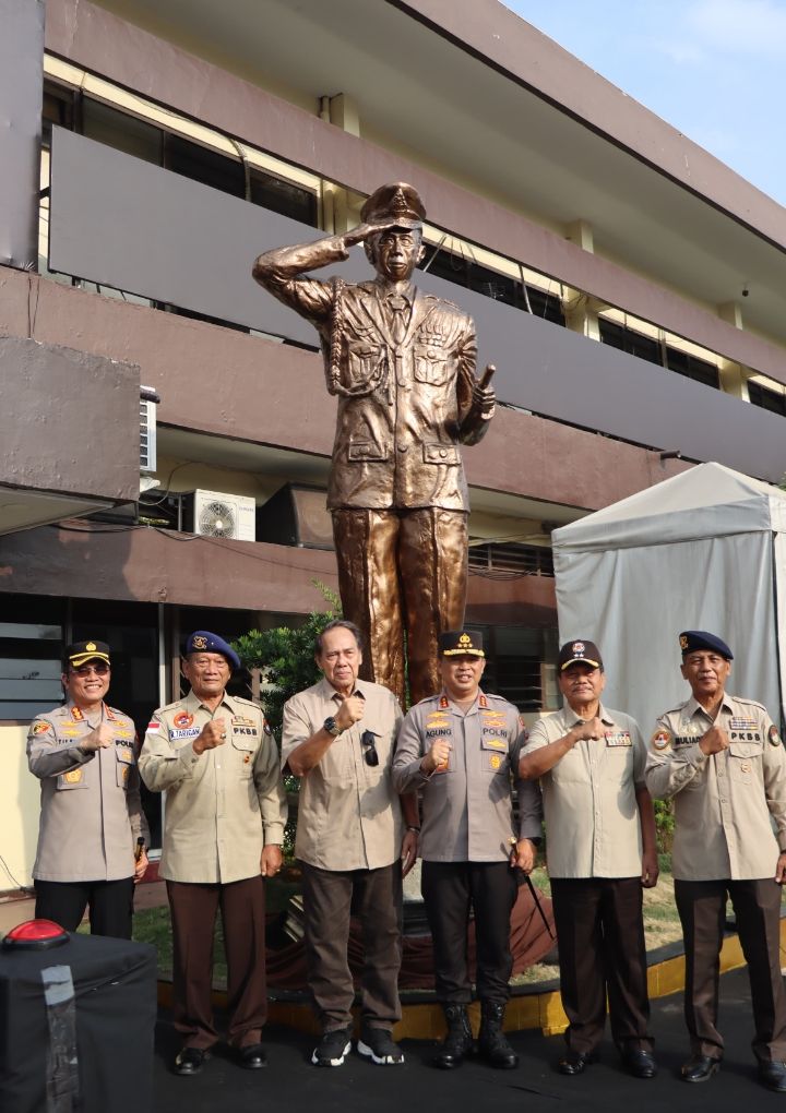 Patung Hoegeng Kini Berdiri Tegak di Polrestabes Medan, Kapolda Sumut : Itu Polisi Jujur