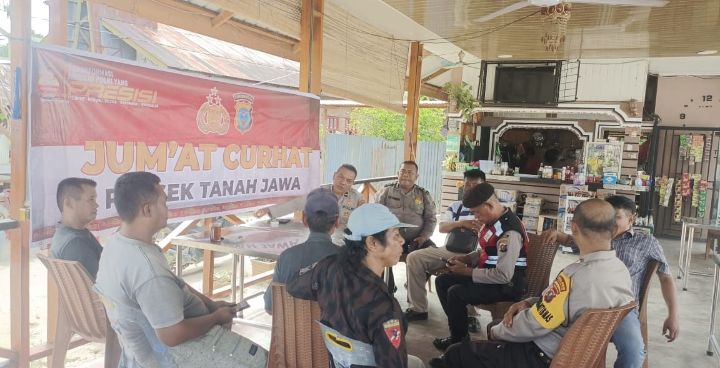 Kapolsek Tanah Jawa Adakan Jumat Curhat
