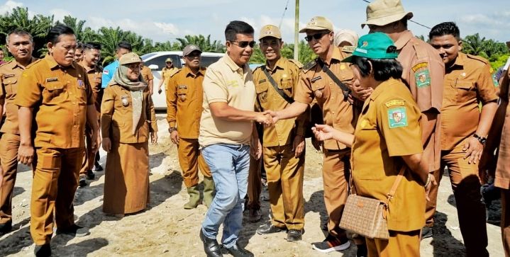 Bupati Simalungun Lakukan Penanaman Cabai Dengan Metode Fertigasi