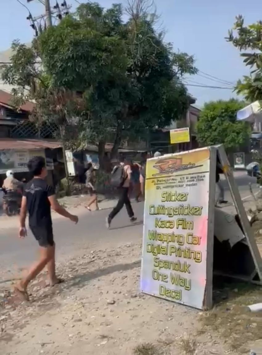 Gawat!!! Warga Jln Pelajar Pada Ketakutan!!! Sekelompok Remaja Berseragam Sekolah Tawuran