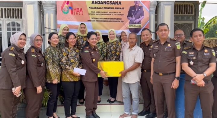 Kejari dan Cabang Kejari Langkat dan Cabjari Lan Gelar Bakti Sosial ke Panti Asuhan Serta Anjangsana Kepada Purnaja