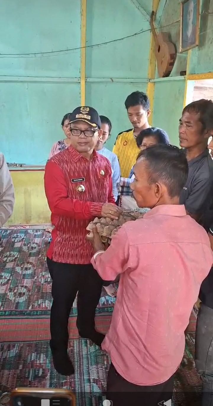 Bupati Toba Beri Bantuan kepada Korban Rumah Terbakar di Uluan