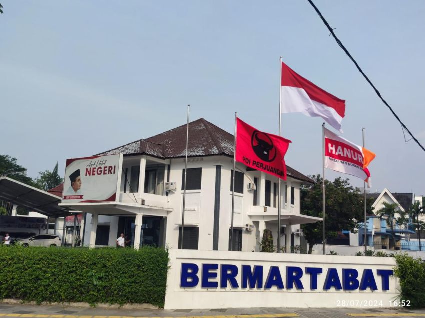 Ada Bendera PDIP dan Hanura Berkibar di Kantor Pemenangan Bermartabat