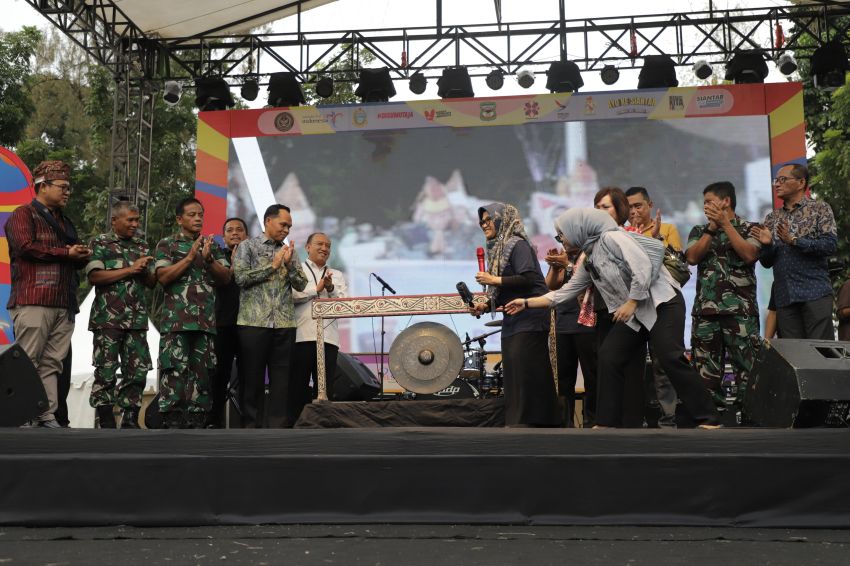 Wali Kota  menyaksikan Puncak Siantar Culture Show ke-2, di Lapangan Adam Malik