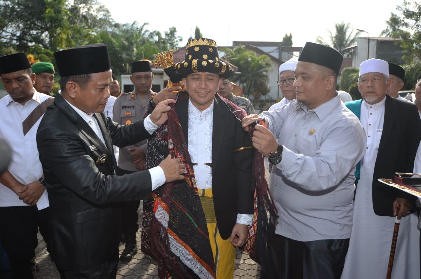 Pj Gubernur Agus Fatoni Diberi Gelar Adat ‘Sutan Raja Pangondian’ dan Panabalan Marga Hasibuan oleh Badan Pemangku Adat Padanglawas