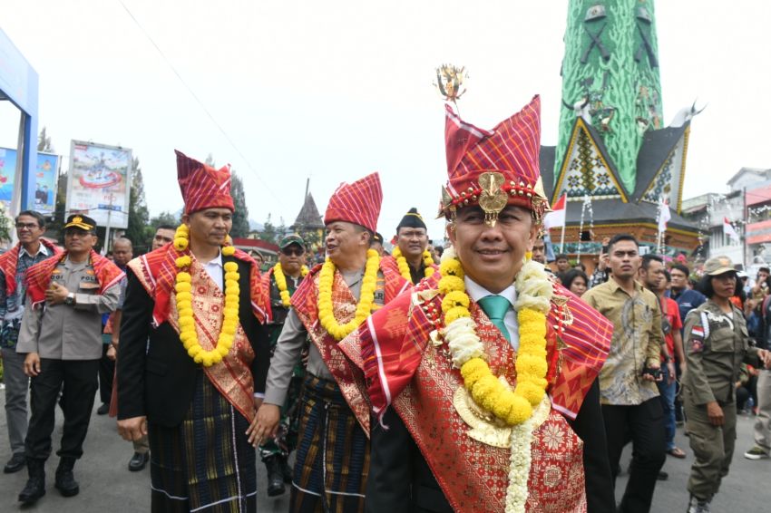 Buka Festival Bunga dan Buah 2024, Pj Gubernur Sumut Agus Fatoni Kagum Melihat Kreativitas Masyarakat Karo