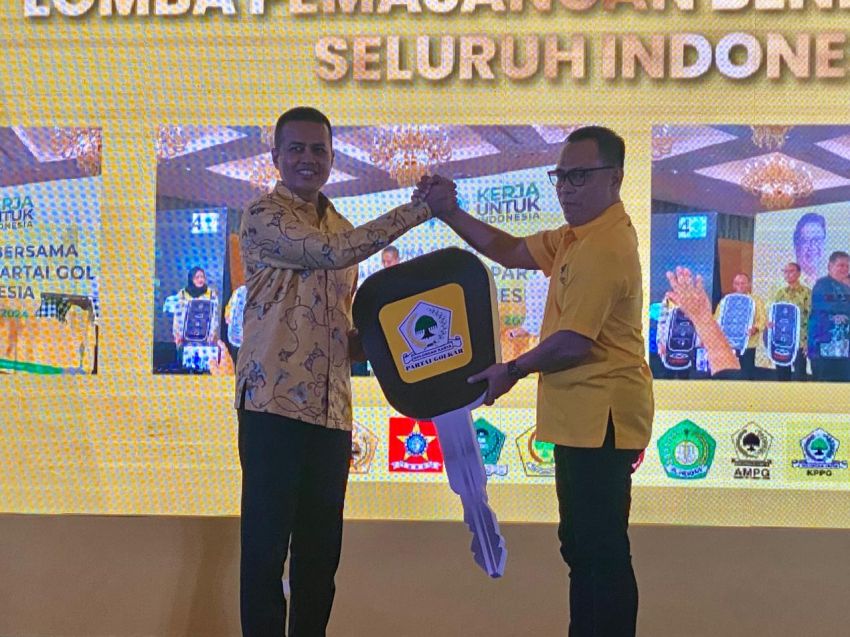 Juara Pemasangan Bendera, DPD Partai Golkar Deli Serdang Dapat Mobil Listrik