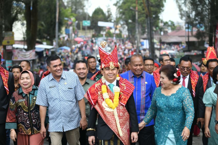 Pj Gubernur Agus Fatoni Sebut Festival Bunga dan Buah Jadi Momentum Banggakan Budaya Karo di Kancah Internasional