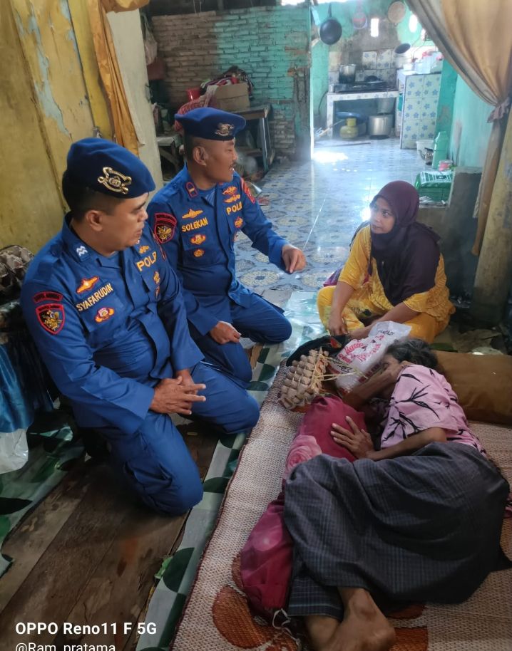 Polres Asahan Berikan Bansos ke Masyarakat Pesisir yang Mengalami Sakit Struk di Pesisir Pelabuhan Panton Bagan Asahan