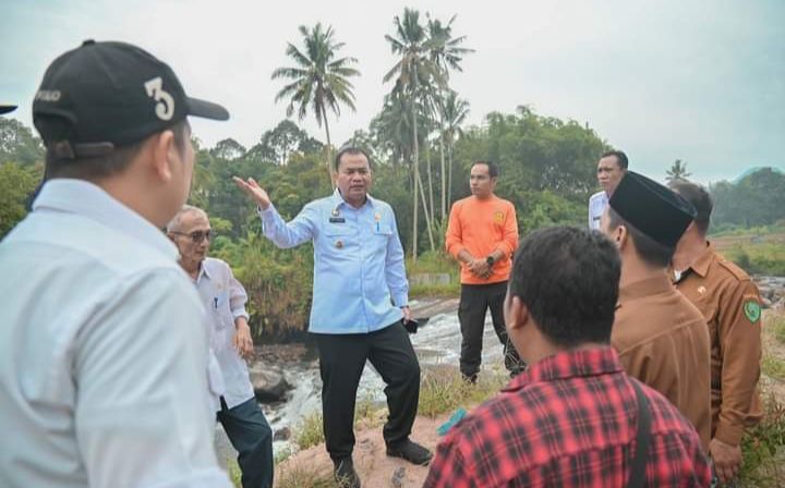 Pj. Walikota Timur Tumanggor Tinjau Daerah Irigasi Ujung Gurap yang Terdampak Tanah Longsor di Padangsidimpuan