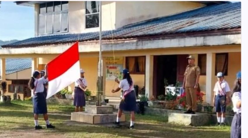 Camat Kerajaan H.Wenta Banurea, ST Jadi Pembina Upacara Di SMP N 1 Kerajaan