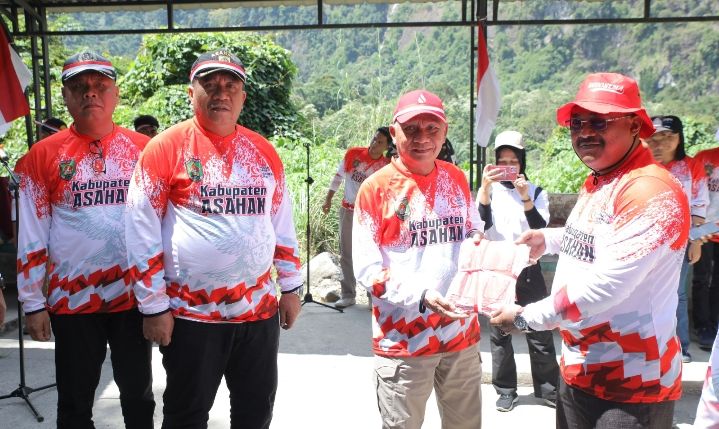 Pemkab Asahan Kibarkan Bendera Merah Putih Di Wisata Alam Air Terjun Ponot
