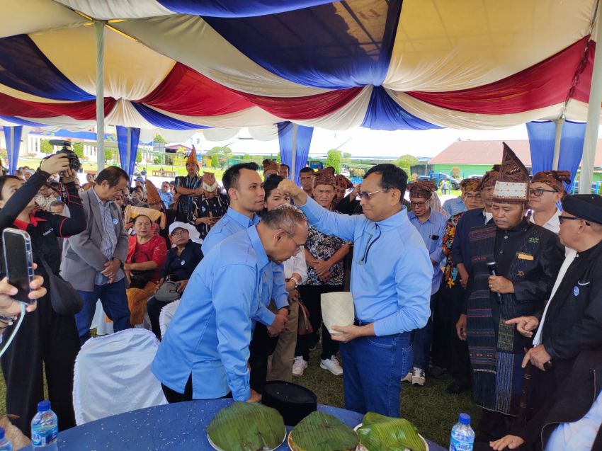 Pasangan Anton Saragih - Benny Sinaga Gelar Upacara Adat dan Deklarasi sebelum Mendaftar ke KPU