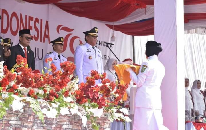 Bupati Sukhairi Nasution Pimpin Upacara HUT ke-79 RI di Pelataran Masjid Agung Nur Ala Nur Madina