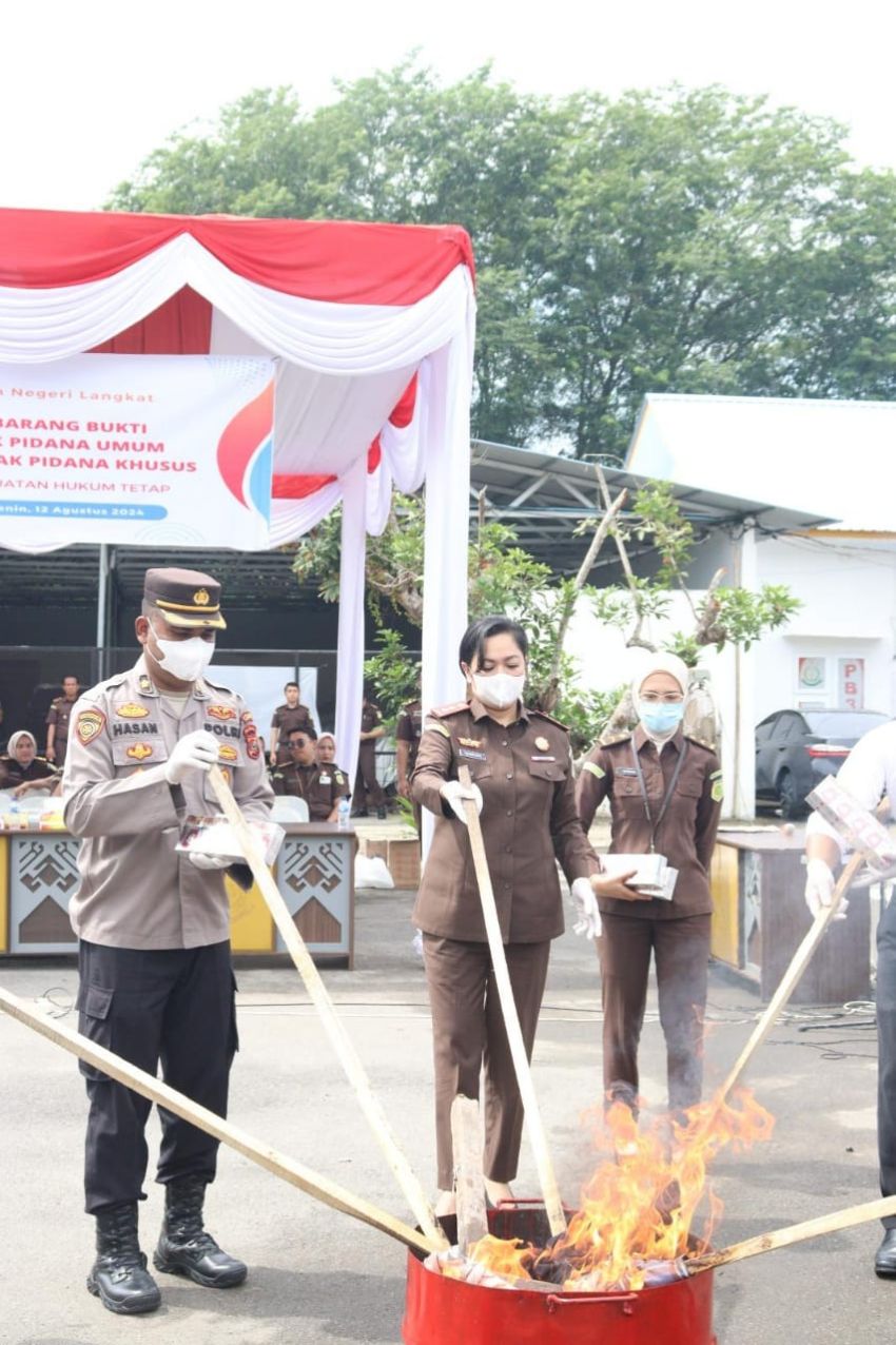 Kejari Langkat Musnahkan Barang Bukti Kejahatan, Kajari :Putusan Pengadilan Incracht