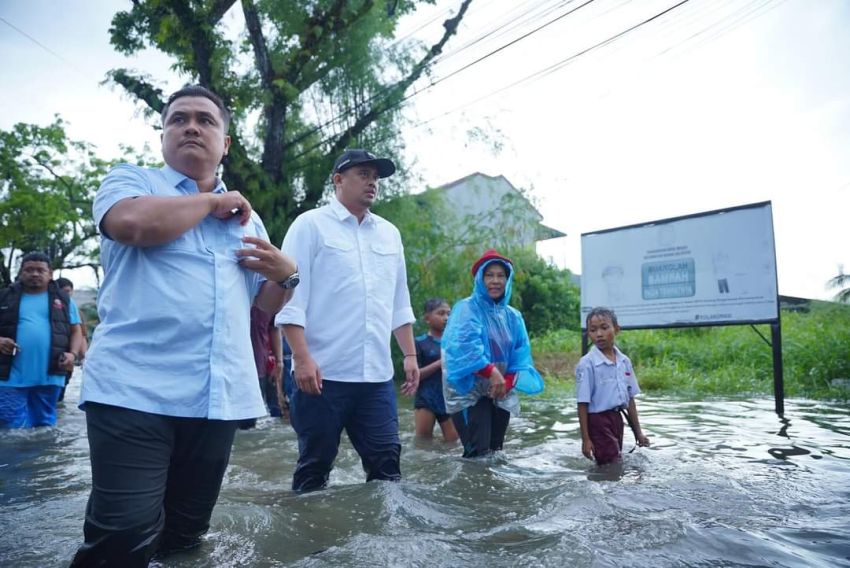 Didampingi Pj Sekda, Bobby Nasution Terobos Banjir Lihat Langsung Kondisi Warga