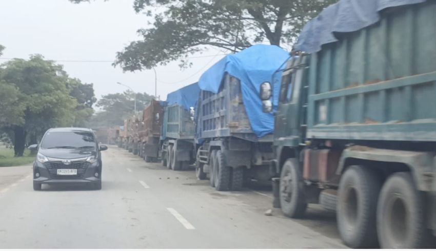 Ratusan Truk Pengangkut Tanah Timbun, Kebut Pengerjaan Proyek PON XXI