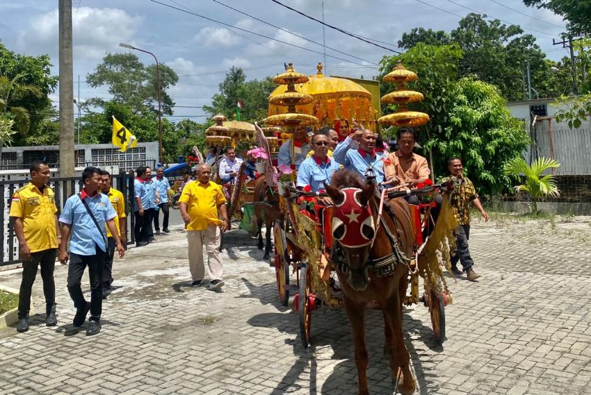 Naik Delman, Pasangan Asri Lom Lom Mendaftar ke KPUD Deliserdang