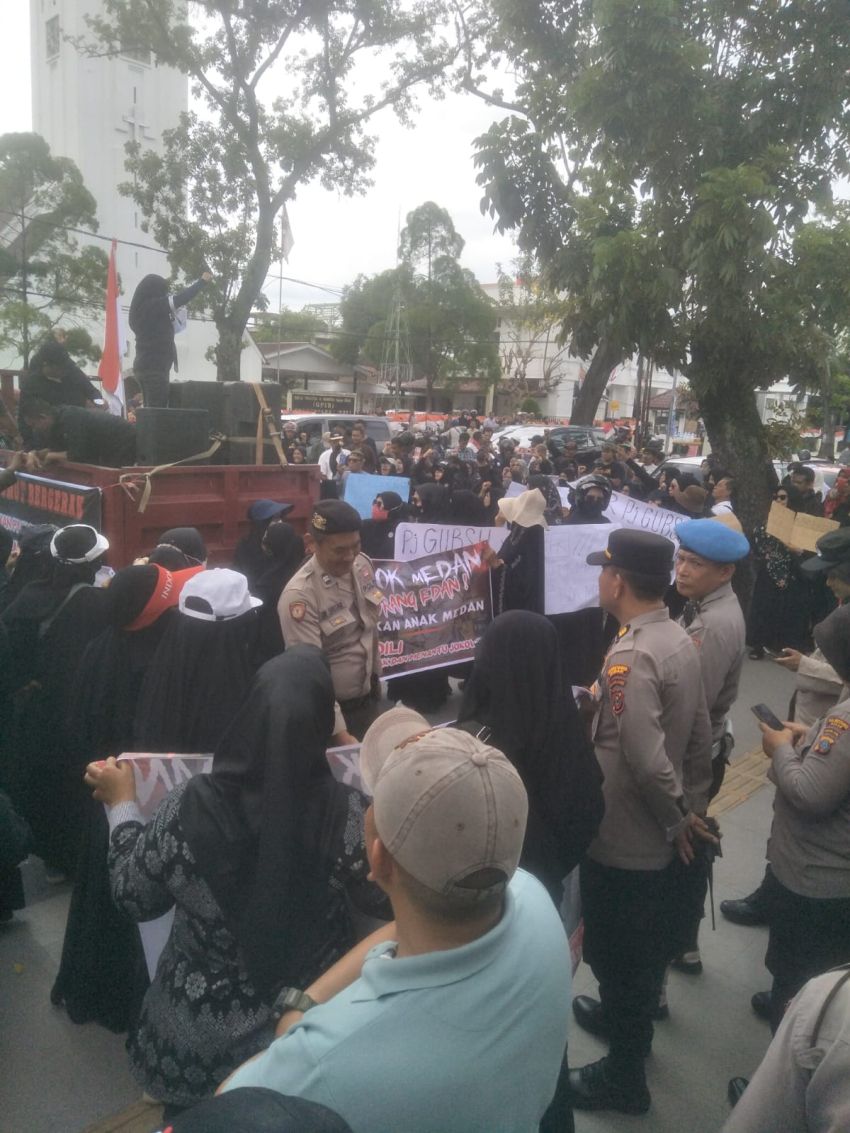 Ribuan Massa Geruduk Kantor Gubsu, Terlibat Cawe-Cawe  Minta Mendagri Pecat Agus Fatoni Dari Pj Gubsu