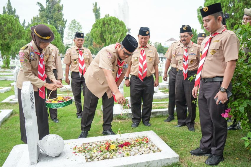 Pj Sekda Kota Medan Pimpin Ziarah Makam Pahlawan Sambut Hari Pramuka Ke - 63